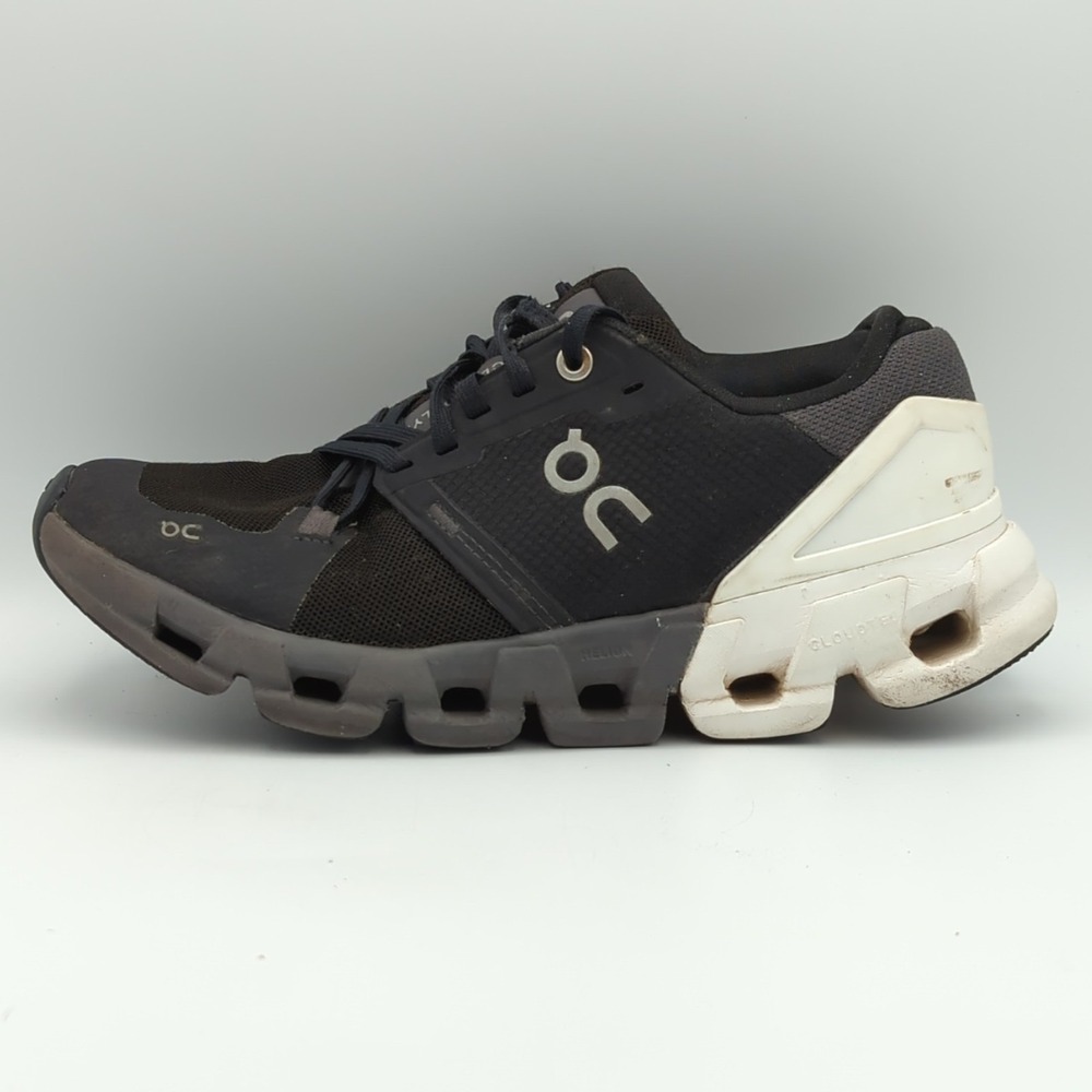 ON Running CLOUDFLYER 4 Women's Size 6 Running Shoes Black/White 71.98671